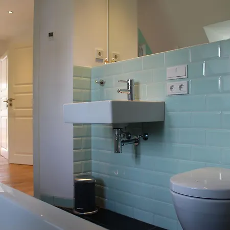 Yellow-upmarine * Westerland