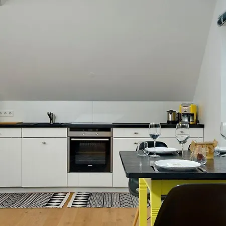 Yellow-upmarine Westerland