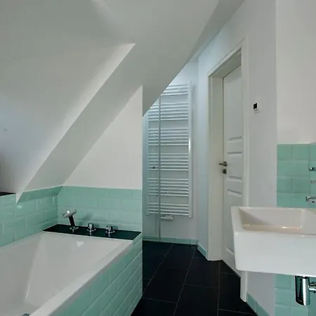 Yellow-upmarine Westerland